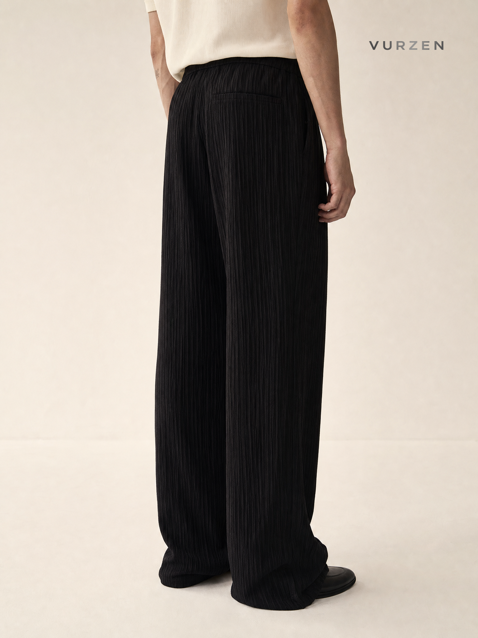 2025 Summer American Vintage Textured Soft Single-Pleat Straight Casual Pants for Men, Loose Wide-Leg Long Trousers in White detail